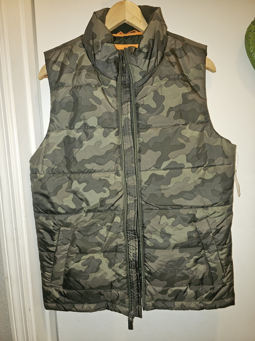 NWT Amazon Essentials Boys Puffer Vest Camo